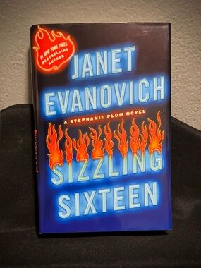 EUC: Sizzling Sixteen by Janet Evanovich - Hardcover